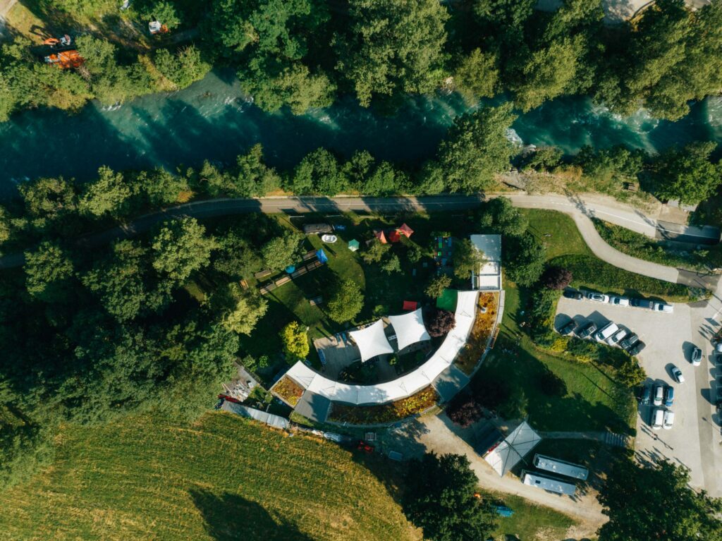 Vue aérienne large du camp de base H2o à Landry