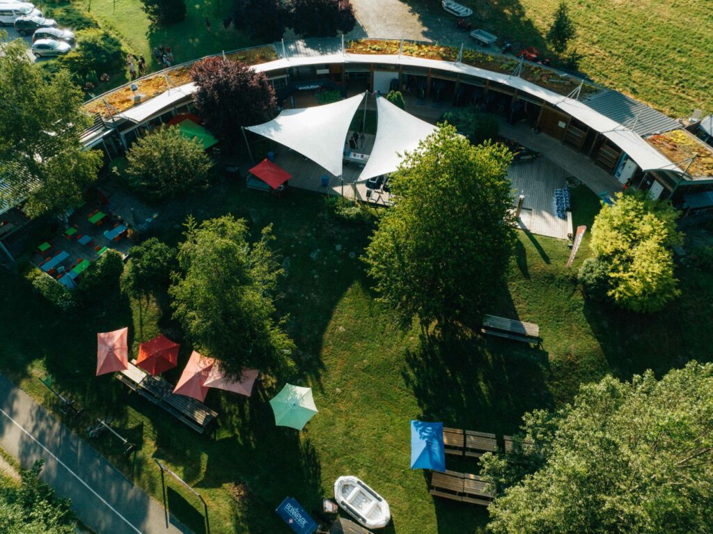 Vue aérienne rapporchée du camp de base H2o à Landry